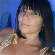 Insegnante di italiano impartisce lezioni a stranieri e ragazzi di scuol medie ed elementare